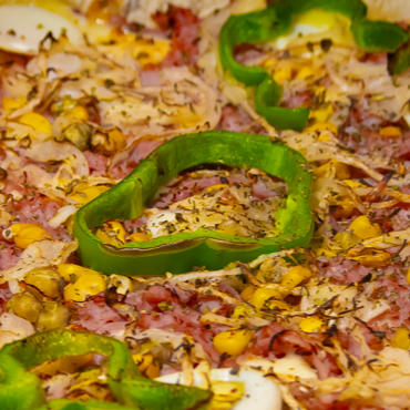 Pizza saborosa composta por: Molho de tomate, queijo mussarela, presunto fatiado, milho, ervilha, cebola, pimentão em rodelas, ovos cozidos e Orégano.
