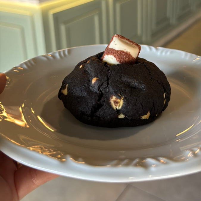 Cravejado com chocolate, massa cacau dark, kinder recheio e decoração.