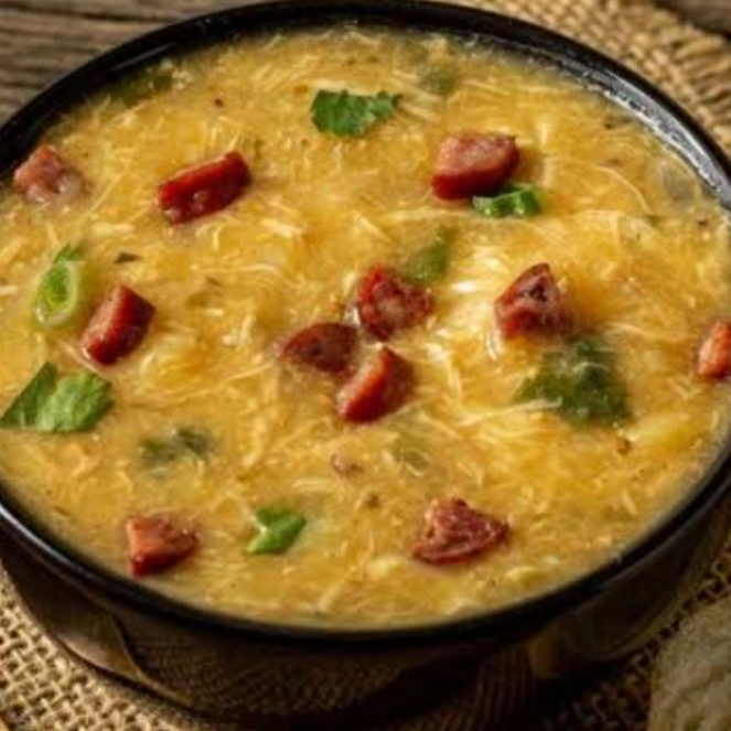 Ingredientes:peito de frango desfiado,com milho,linguiça calabresa,bacon.
Bem temperadinho,com todos os temperos para um caldo maravilhoso.
Bem quentinho.
300 gramas
Obs.se quiser coentro avisar