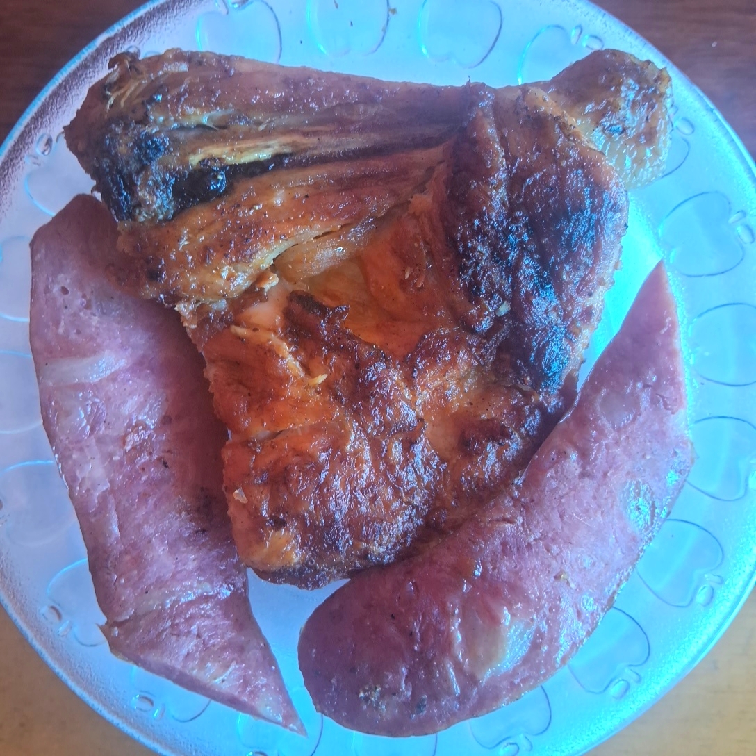 Baião, macarrão, farofa e salada