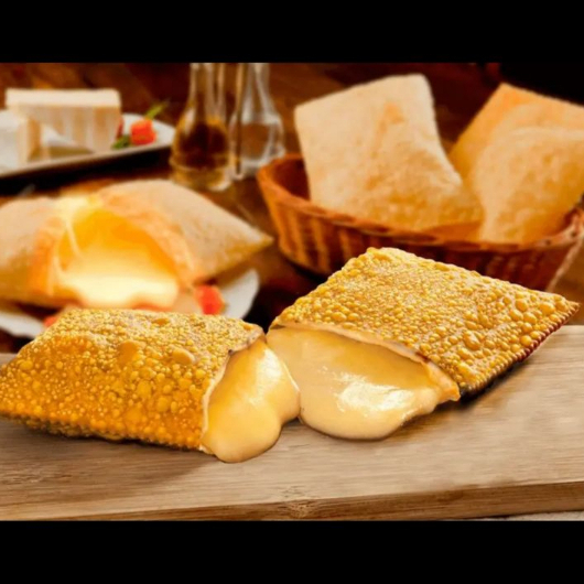 Delicioso Pastel de Queijo Cremoso muito bem recheado, sequinho e frito na hora