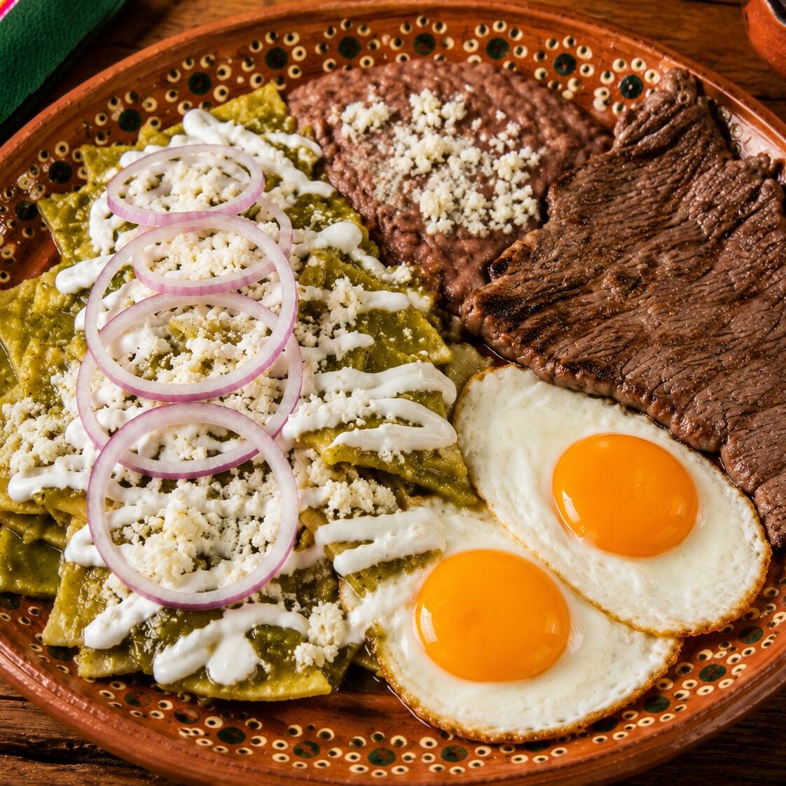 Chilaquiles con huevo y carne