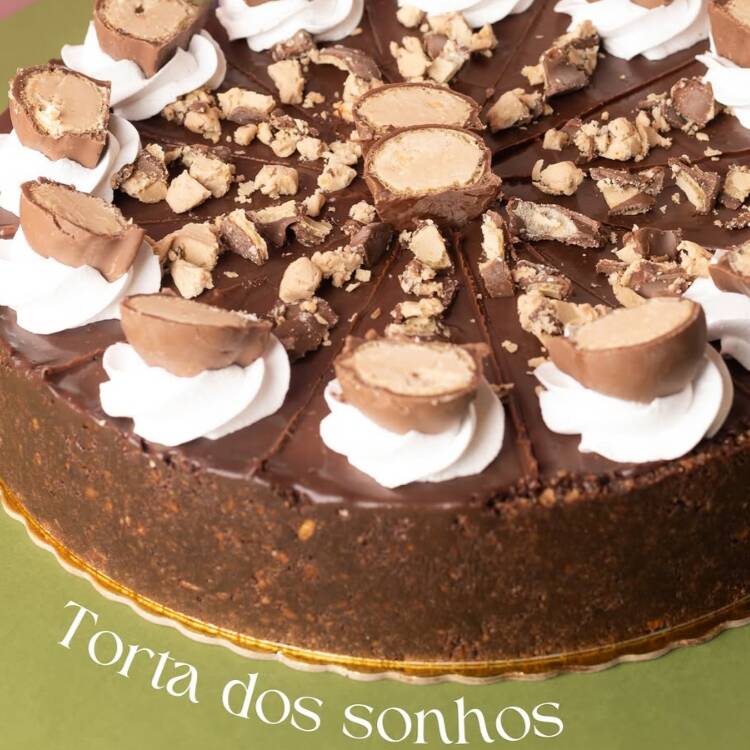 Camadas da nossa Mousse Exclusiva de Nuts, um cremoso Brigadeiro Gourmet 50% Cacau, nossa casquinha crocante de Chocolate e deliciosos Pedaços de Sonho de Valsa.
Uma verdadeira experiência de sabores e texturas: a cremosidade da mousse e do brigadeiro, a textura da casquinha e aquele toque irresistível dos pedaços de Sonho de Valsa.- Tamanho a escolha do cliente.