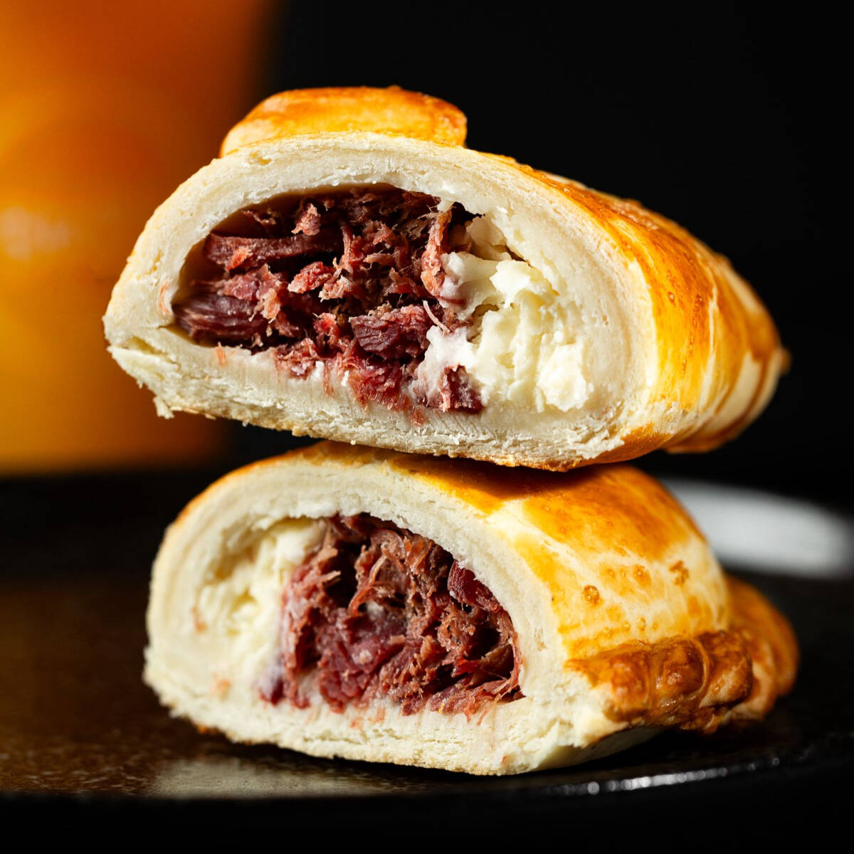 Empanada recheada com carne seca e requeijao. (Aprox. 150g) Obs.: a Bertoni Doces não altera nenhum produto ou retira/adiciona ingrediente.