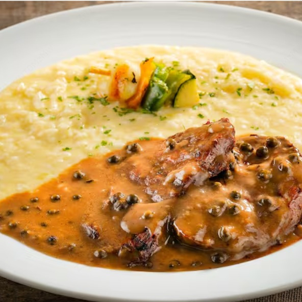 Delicioso risoto de palmito, puxado na manteiga e cebola com toque de vinho branco seco e arroz arbóreo. Acompanha escalope de filé mignon grelhado ao molho de sua preferência: gorgonzola, madeira ou poivre (colocar na observação a escolha).