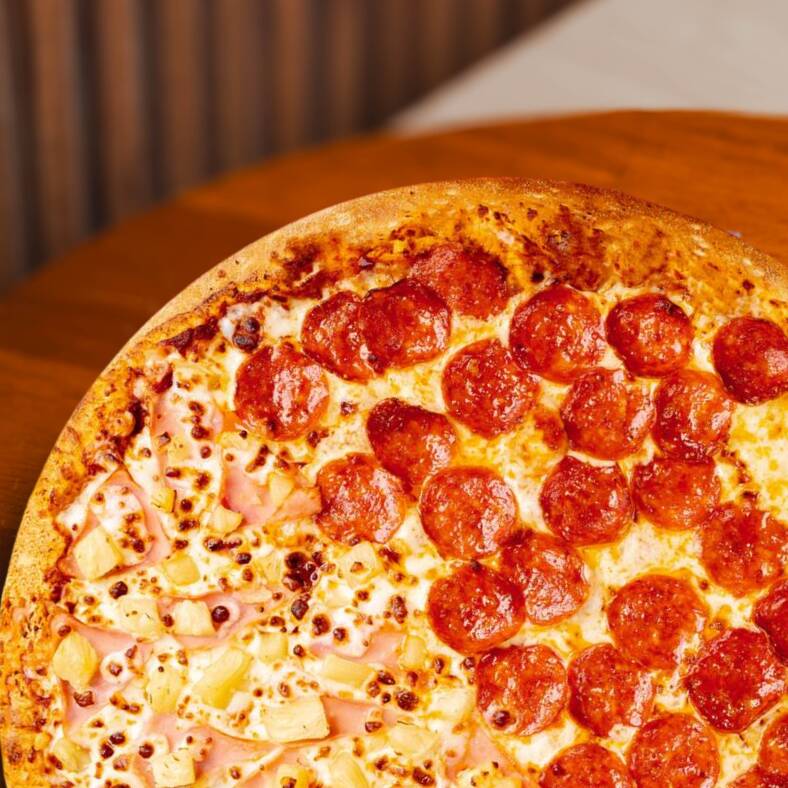 Pizza 1/2 Hawaiana 1/2 Pepperoni Macaco (Familiar)