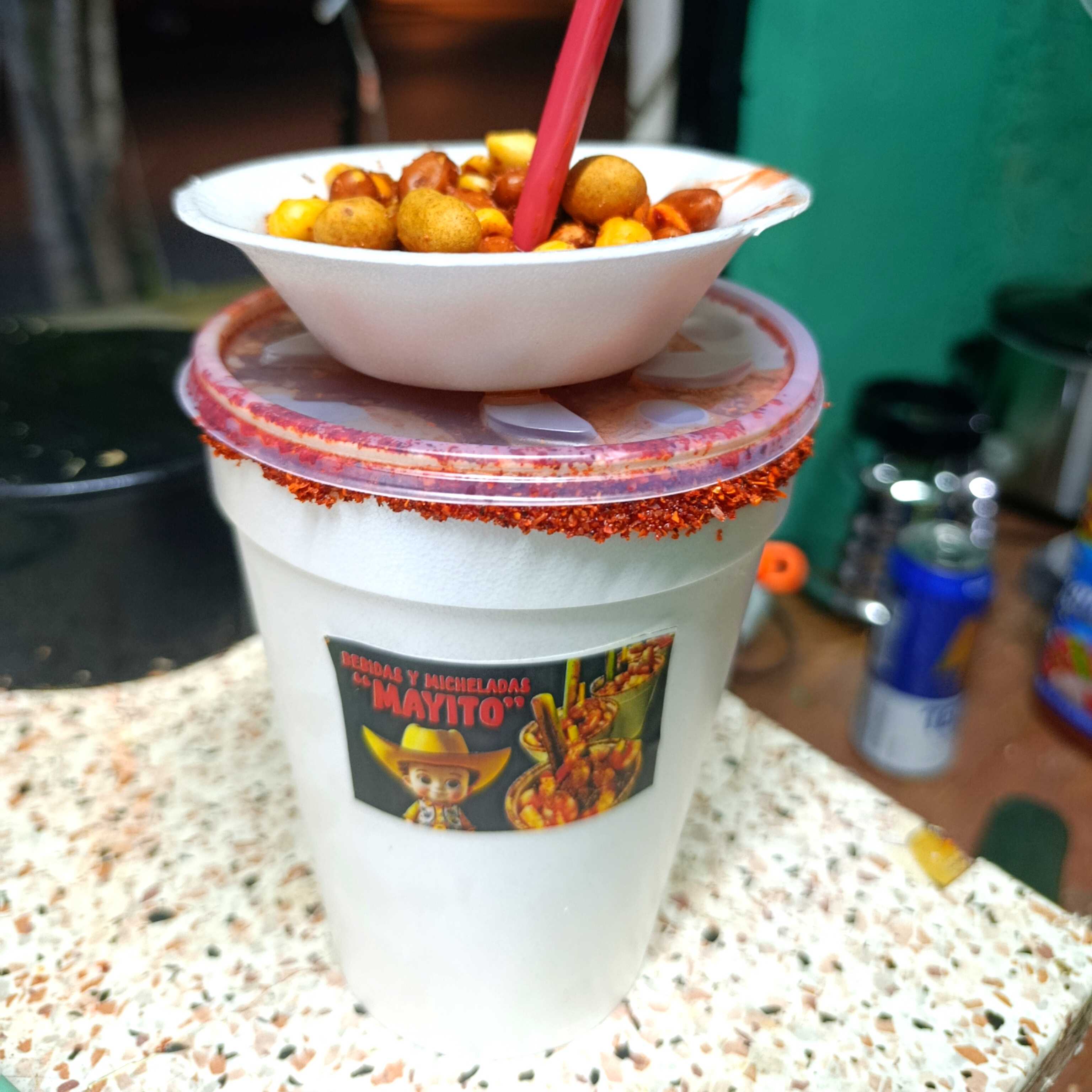 Clamato con cacahuates