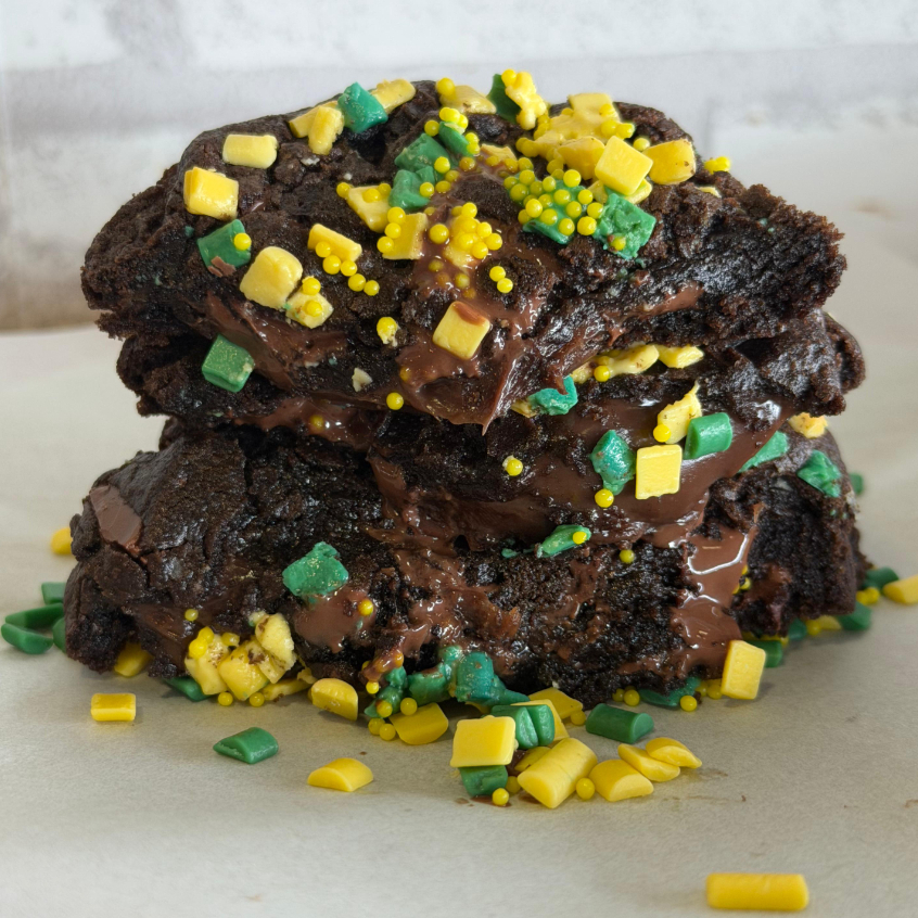 Massa de cacau, chocolate ao leite, brigadeiro de panela e confeitos verde e amarelo.