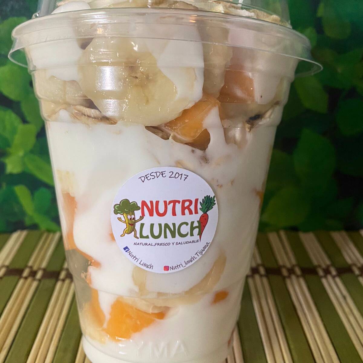 Fruta con Yoguth y Granola