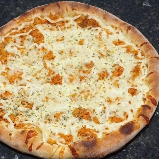 Molho ao sugo, mussarela, frango, catupiry e oregano