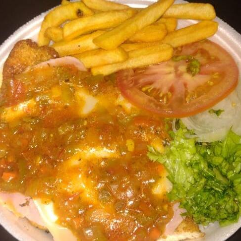 ARROZ, FEIJAO, FAROFA, BIFE COBERTO COM QUEIJO E PRESUNTO E MOLHO VERMELHO E BATATA FRITA