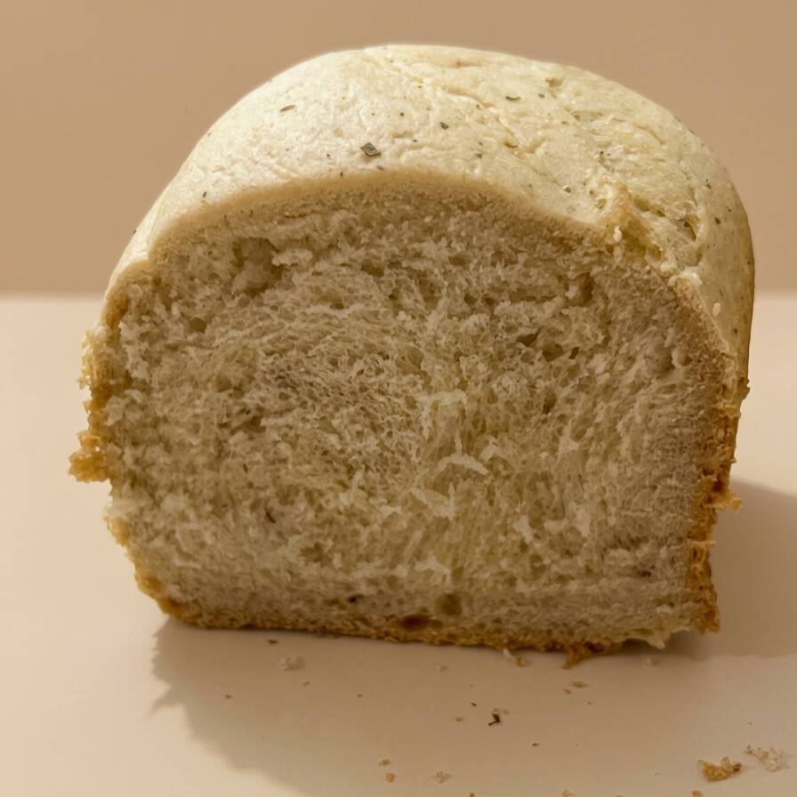 O clássico pão caseiro, macio e versátil, perfeito para o dia a dia.