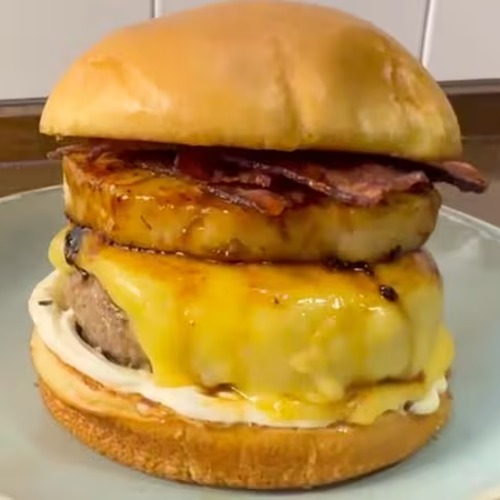 Carne suculenta de 140g, bacon crocante, provolone derretido e abacaxi grelhado com mel no pão brioche.