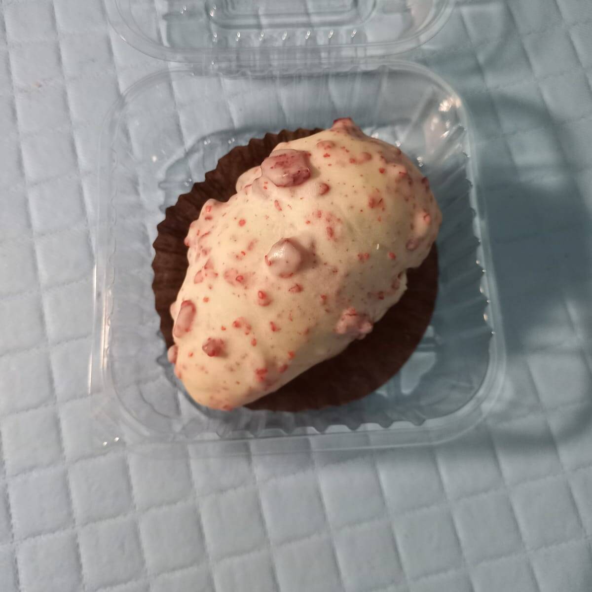 A sensação do momento! Morango fresco, envolto no brigadeiro branco, coberto com chocolate branco misturado com pedaços de calda caramelizada, a mesma calda do morango do amor! Uma explosão de sabor e zero enjoativo!!