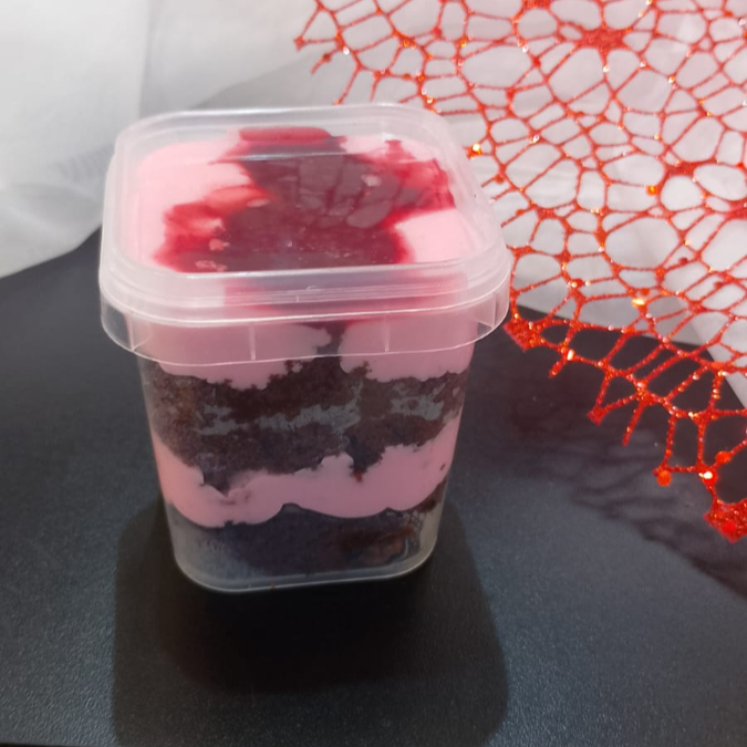 Delicioso bolo com massa de chocolate e recheado de morango