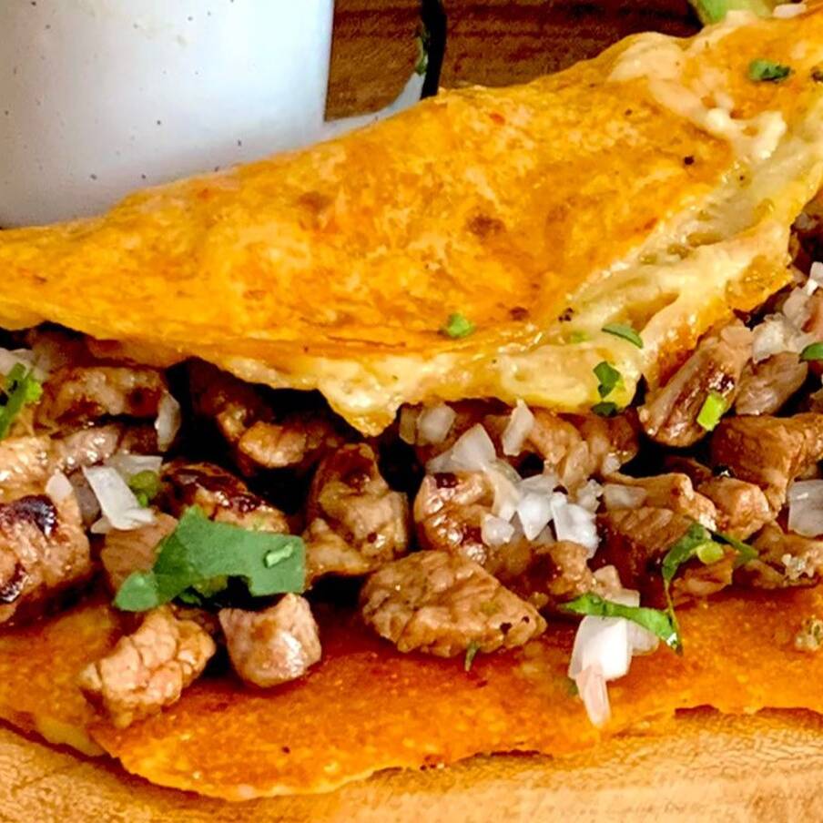 Costras de Queso Rellena de Arrachera con Queso