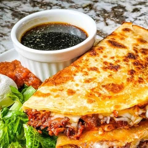 Mamalona de Birria y Consomé