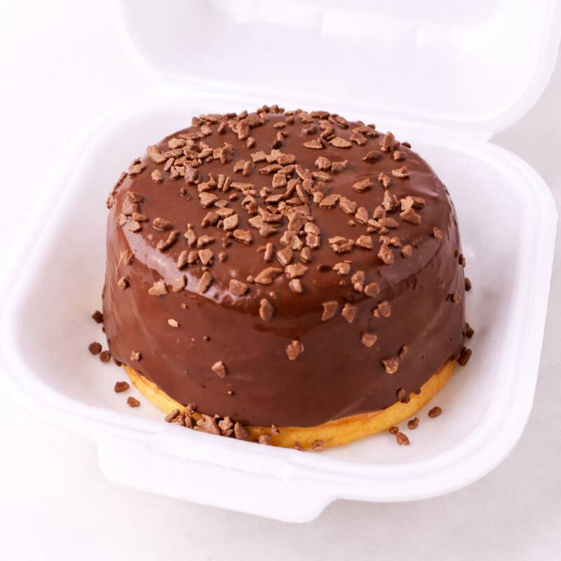Massa fofinha + cobertura cremoso de chocolate 50% cacau 🤎 Perfeito pra matar aquela vontade de doce com muito sabor!