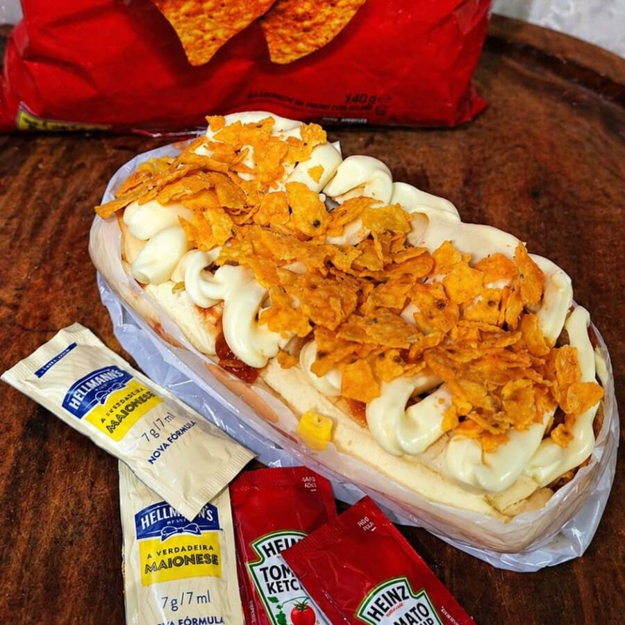 Delicioso hot dog com 2 salsichas,molho especial, batata palha, bacon, milho, Doritos (por cima) e Catupiry. Fornecemos maionese e ketchup. Não Realizamos Troca De Ingredientes!!!