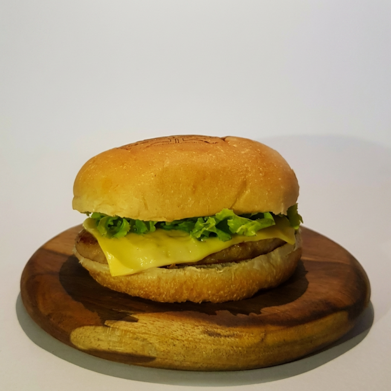 Pão macio, carne saborosa, cheddar cremoso, alface e molho.