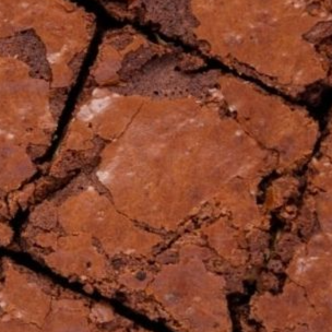 brownie tradicional - chocolate meio amargo de alta qualidade, que garante um sabor intenso e equilibrado, assado no ponto certo. uma sobremesa incrível, para adoçar seu dia.