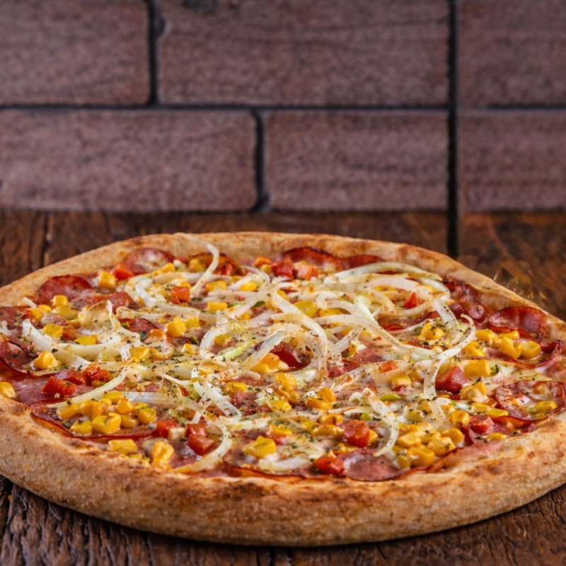 Molho ao sugo, muçarela, presunto, calabresa, milho, cebola e orégano.