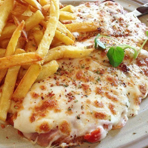PLATILLO MILANESA A LOS 3 QUESOS + BOTANA