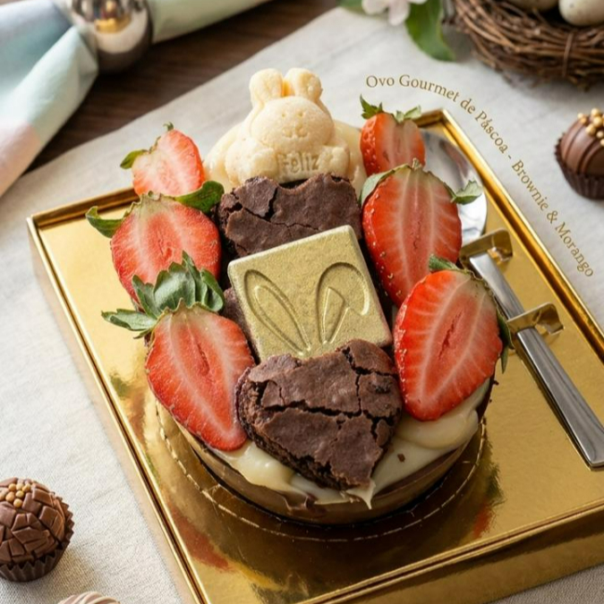 Casca de chocolate, recheada com brigadeiro cremoso e ninho e chocolate 50%, intercalada com brownie.