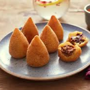 Coxinha de costela é um salgado feito com massa macia e crocante por fora, recheado com costela bovina desfiada e bem temperada. Suculenta e saborosa, é perfeita para lanches e festas.