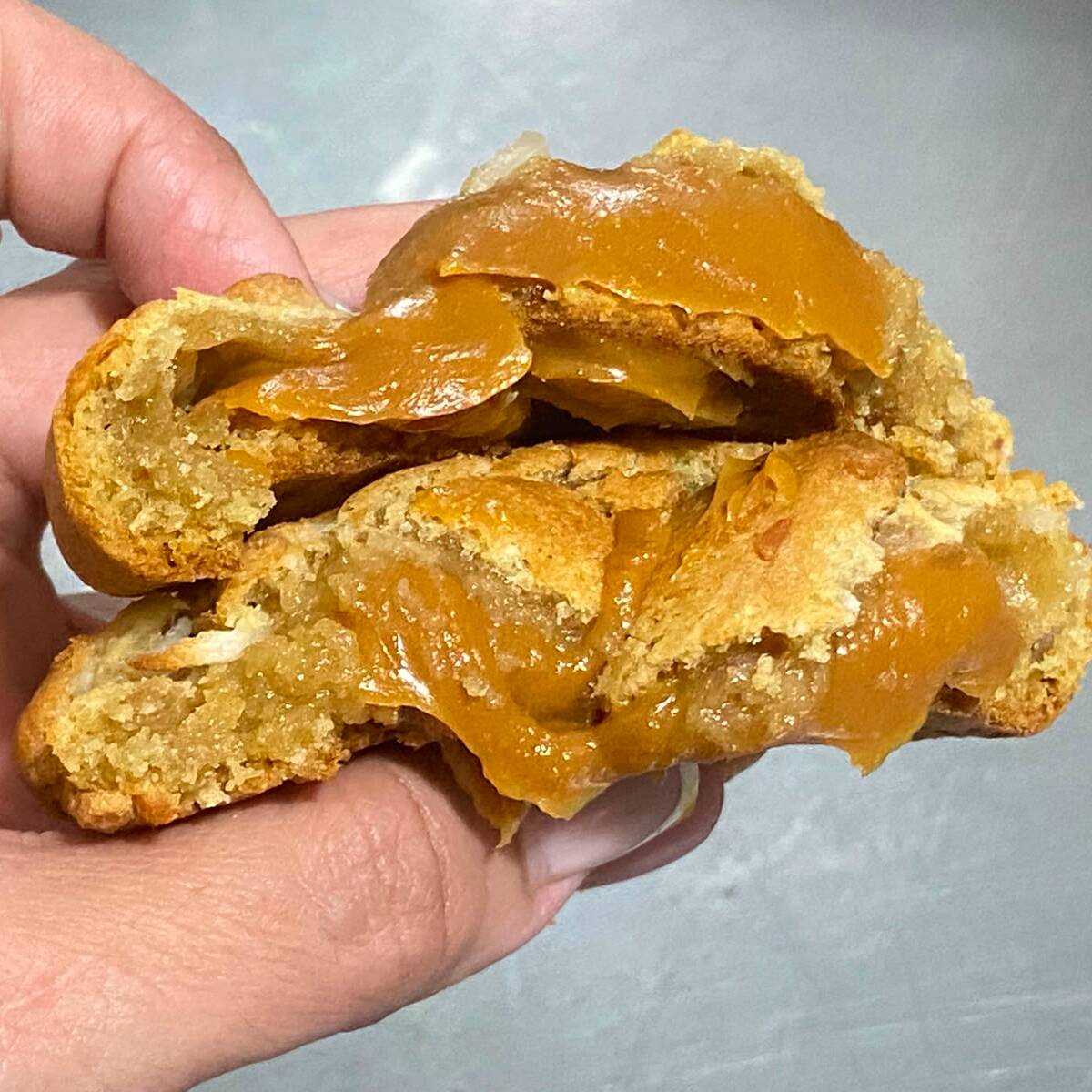 Deliciosamente preparado com uma Massa tradicional de Cookie com chocolate branco e coco ralado, crocante por fora e macio por dentro, generosamente recheado de doce de leite. . . . ###tags#### promoção promocao oferta desconto barato taxa gratis entrega grátis combo doce sobremesa bolo fatia brownie braune brauni browni nutela Nutella Ninho kitkat red velvet pistache geleia cenoura brigadeiro chocolate copo felicidade bombom cone trufado pai de mel pote pavê pudim cuscuz cookies tortas tortellete bolo vulcao vulcão salgado gourmet artesanal
