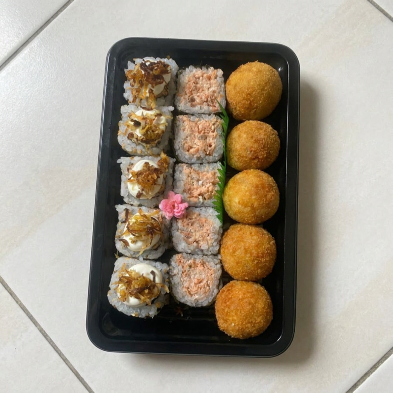 Acompanha: 1 sachê de shoyu, 1 sachê de tarê.
Peças frescas todos os dias!
As peças desse combo são: 5 hossomaki salmão grelhado, 5 uramaki salmão grelhado com cream cheese e cebola crispy e 5 bolinhos crocante 100% salmão.