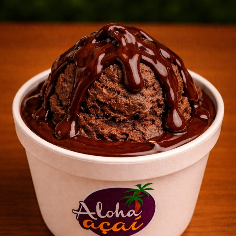Um deliciosos Sorvete de Chocolate com Flocos coberto com Calda Quente