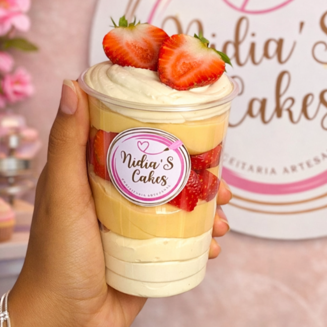 Copo da felicidade Ninho com Morango é uma dupla delícia , repleta de um maravilhoso brigadeiro de chocolate branco Galak, com um perfeito mousse de Ninho ,pedaços suculentos de Morango . Perfeito e delicioso geladinho. Este é um verdadeiro copo da felicidade, uma explosão de sabores inigualáveis que prometem encantar o seu paladar. ----------------tags------------------- Copo de felicidade, choco morango, copao , delicia, chocolate, galak, morango, sobremesa, doces, ferrero rocher , Ouro Branco, brownie, Kinder bueno, doce de leite, Ninho com morango,Ninho com Nutella, ofertas, desconto, entrega rapida, cupons, entrega gratis