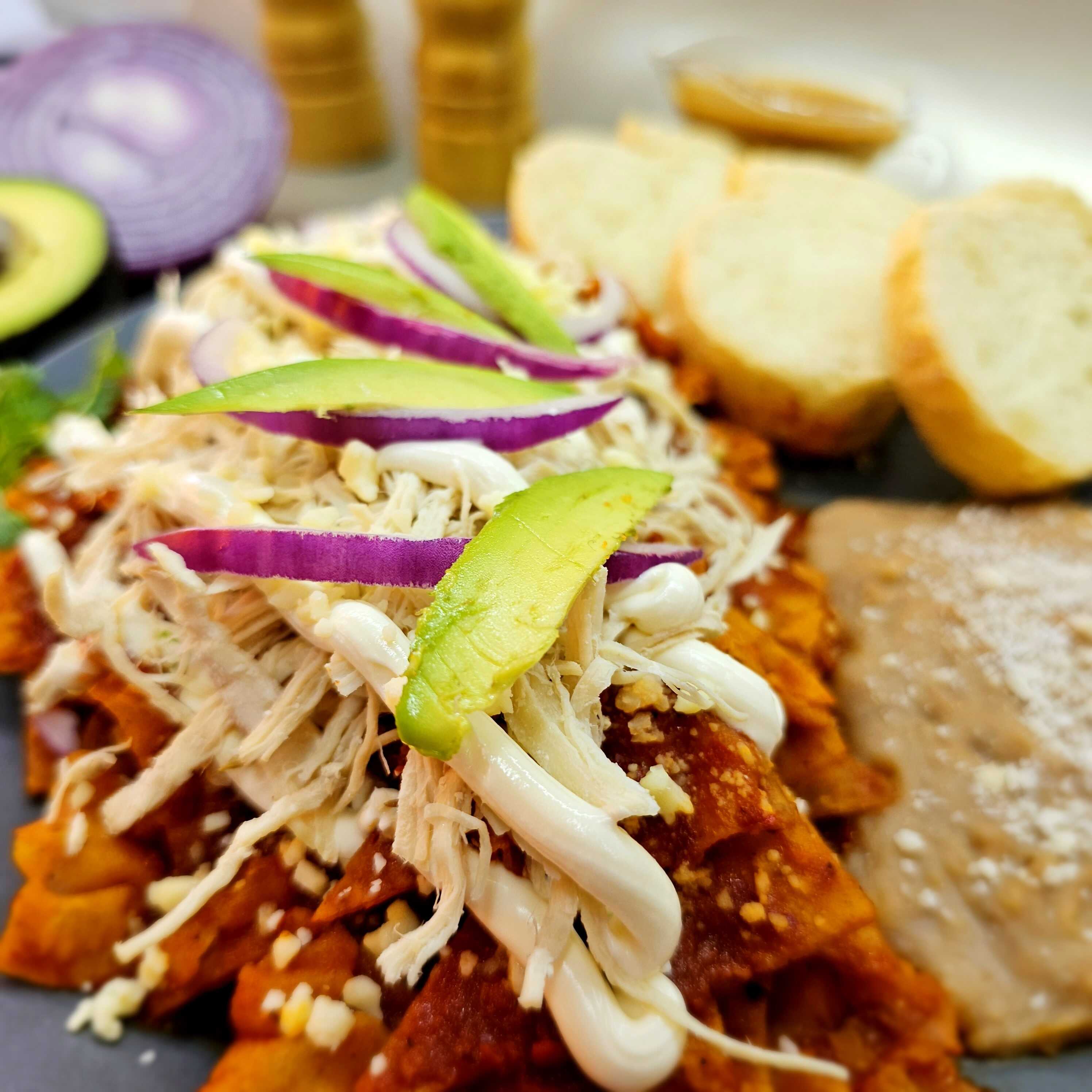 Munchiquiles y Agua Fresca
