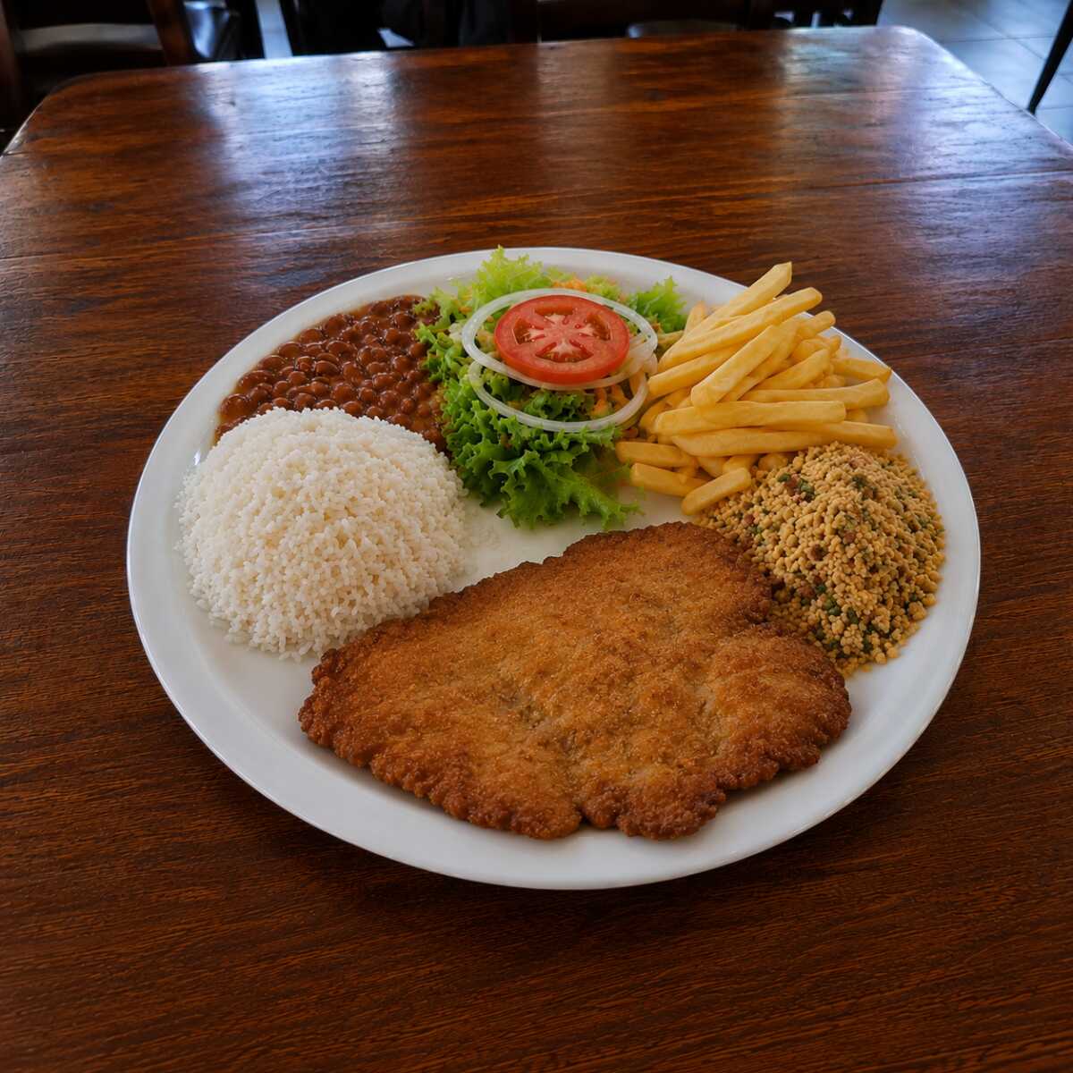 Acompanha: arroz, feijão, salada, batata frita e farofa.