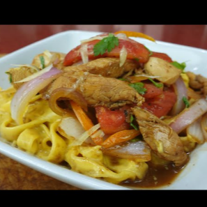 Tallarín a la Huancaína con Pollo Saltado