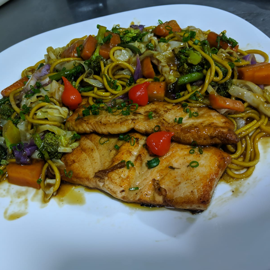 UM DELICIOSO SALMÃO GRELHADO, COM UM SABOROSO YAKISOBA DE LEGUMES