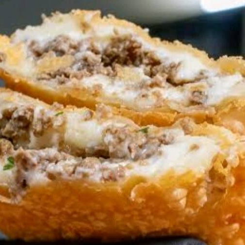 Massa sequinha e crocante com recheio Carne moída suculenta e bem temperada com cream cheese