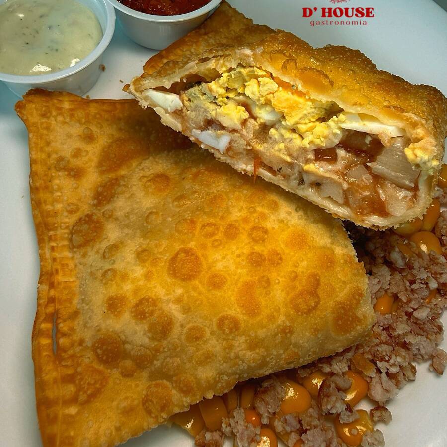 Mega D´ House, um pastel de 22cm pra matar sua fome, carne moida de 1, bacon, azeitona, cheddar, queijo e ovo.