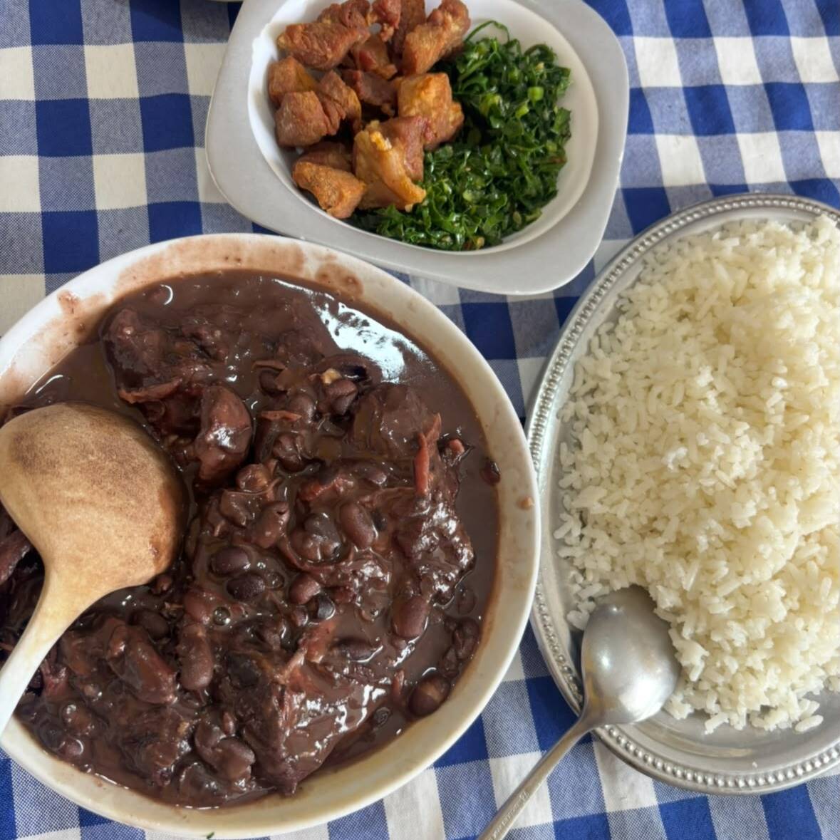 Delicioso File de frango á parmegiana.
Arroz, feijão, batata frita, Macarrão e Farofa.