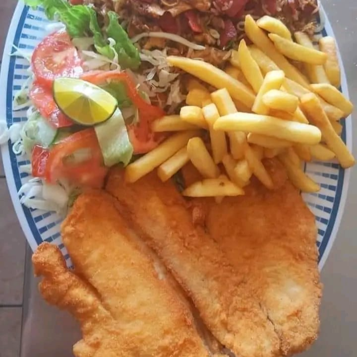 Pescado Empanizado con Arroz Cantones