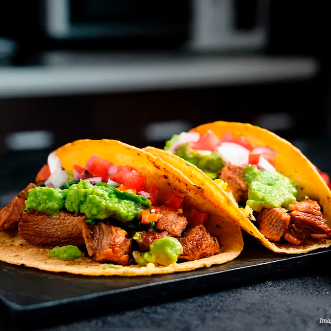 Taco individual recheado com suculento pernil, desfiado, queijo e guacamole para finalizar.