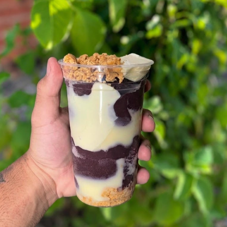 Açaí cremoso 500ml com creme de ninho, paçoquita original e leite condensado — combinação perfeita, doce na medida e irresistível.