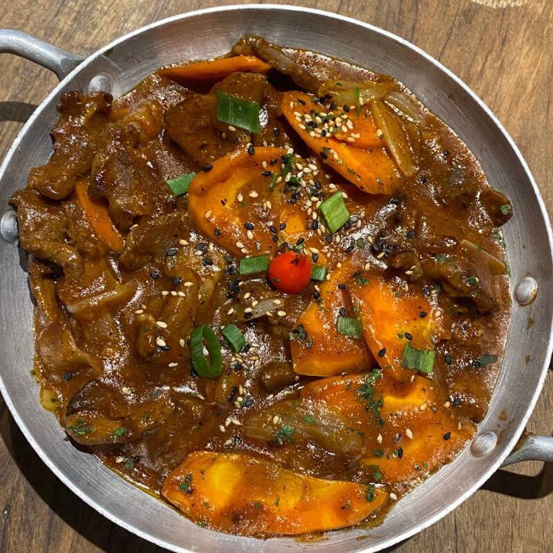 Pedaços de carne suina acompanhados do nosso molho agridoce levemente apimentado