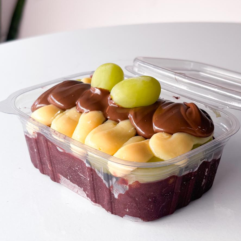 Contem 250ml de açai cremoso, uvas verdes, brigadeiro de ninho e finalizado com nutella