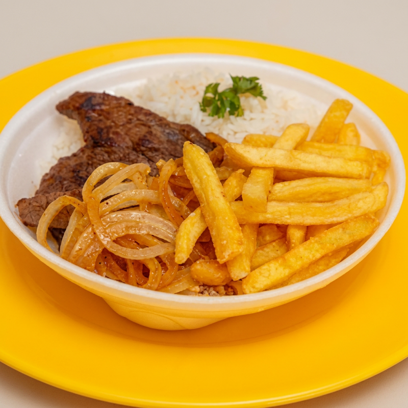 Delicioso bife de pernil acebolado, preparado na hora com tempero especial. Acompanha arroz, feijão e fritas e farofa, formando uma refeição completa e saborosa.