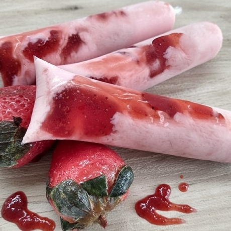 Creme condensado sabor morango, com geleia artesanal da fruta em pedaços.