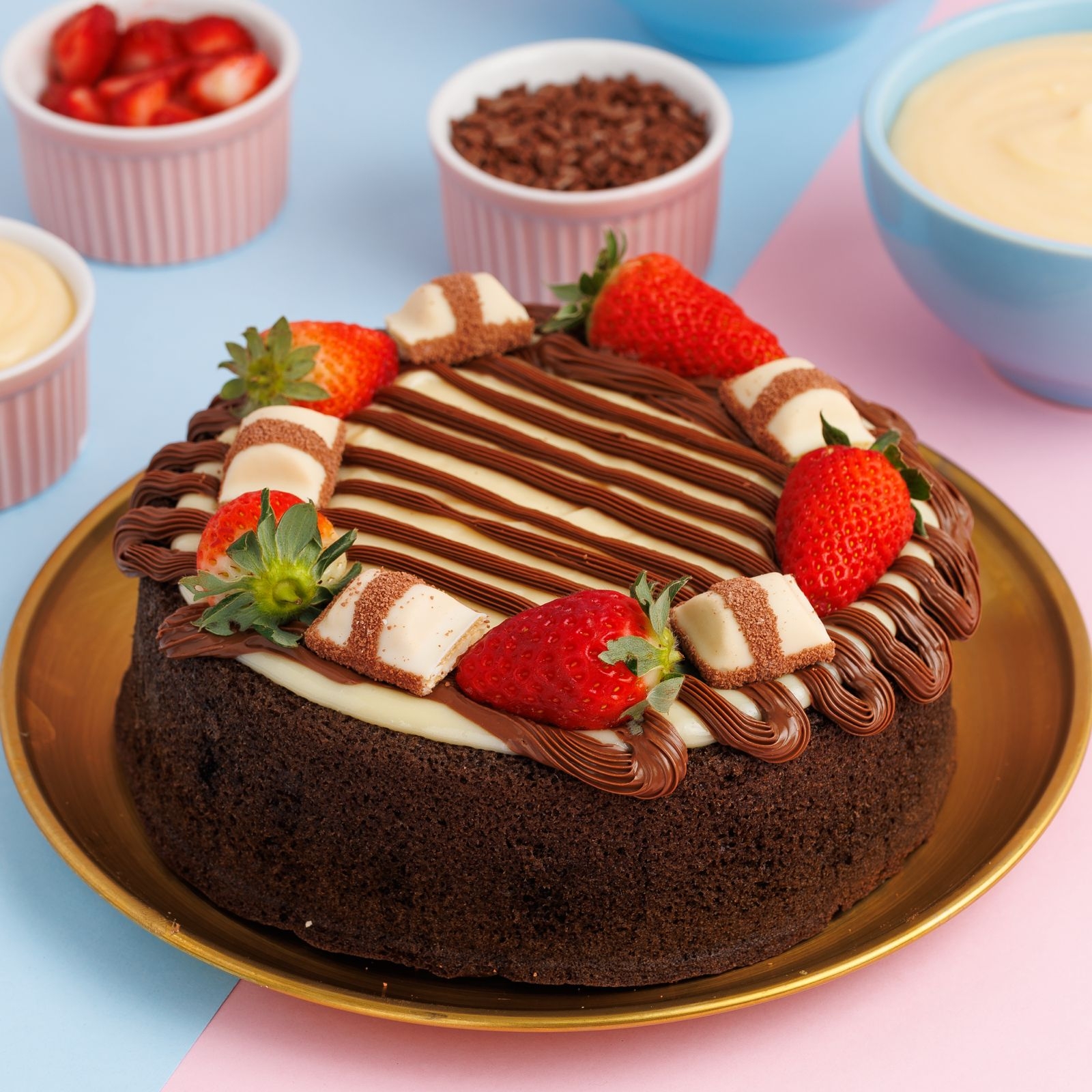 Massa fofinha de baunilha com recheio cremoso de Ninho finalizado com Nutella morangos frescos e Kinder bueno