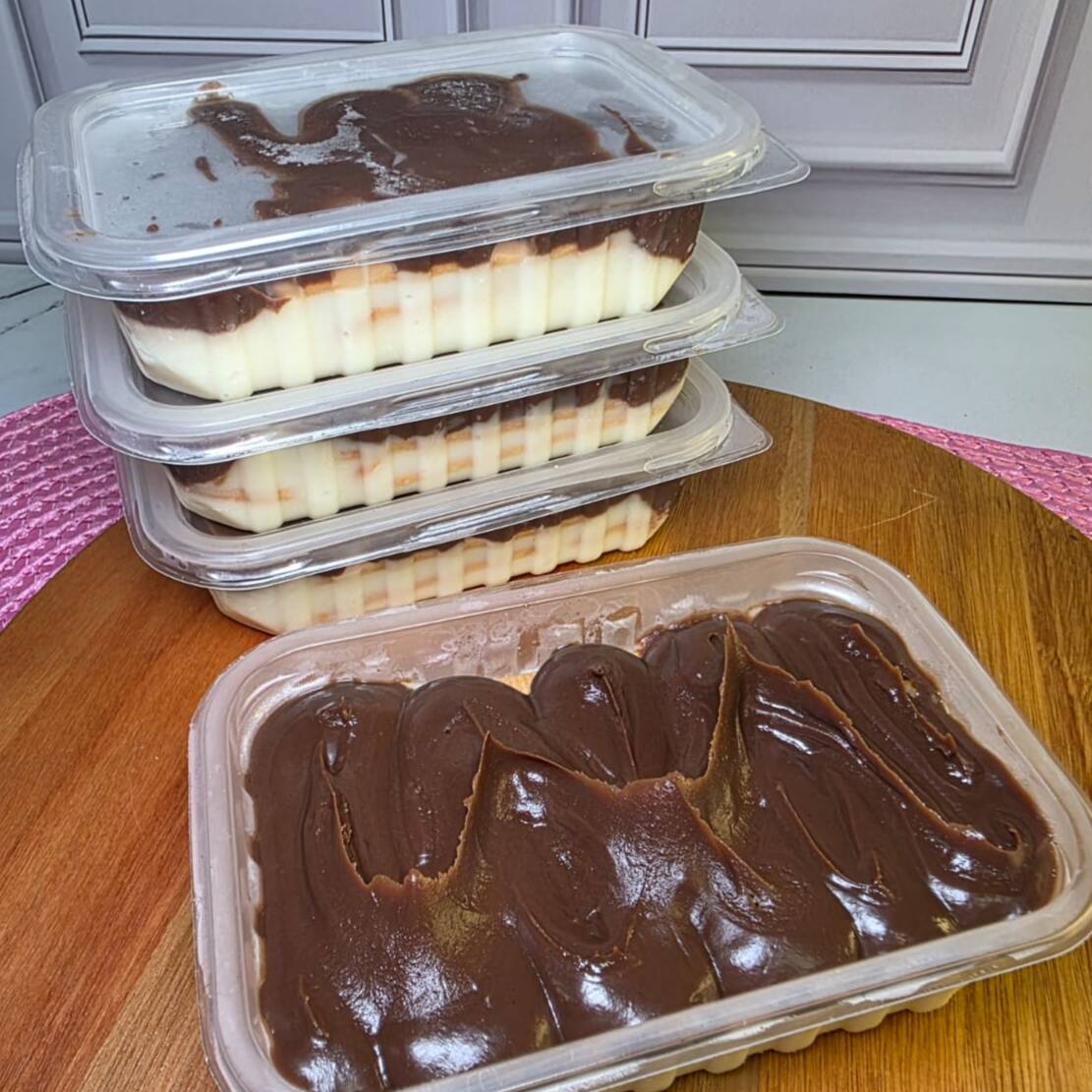O encontro perfeito entre o creme aveludado de chocolate e o creme branco em camadas que se completam! Com biscoito maisena na medida certa, é a sobremesa gelada e artesanal que conquista do primeiro ao último pedaço. Para quem ama o clássico com um toque especial.
