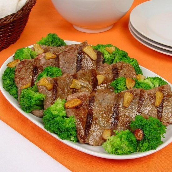 Contra filé grelhado acompanhado de arroz, feijão e batata frita. Aprox 700g